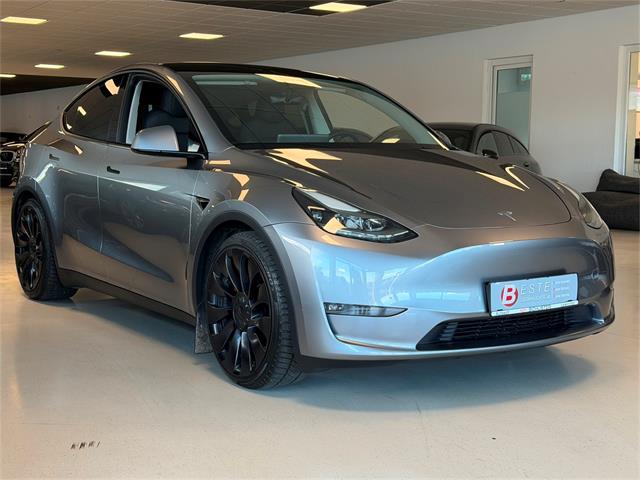 Tesla Model Y Performance AWD  - � 38990