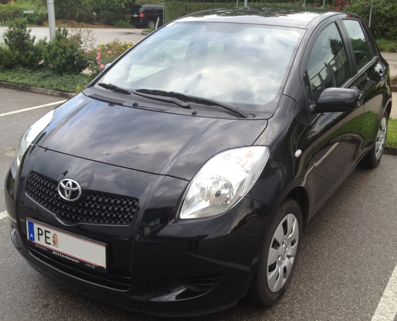 Toyota Yaris - � 7300