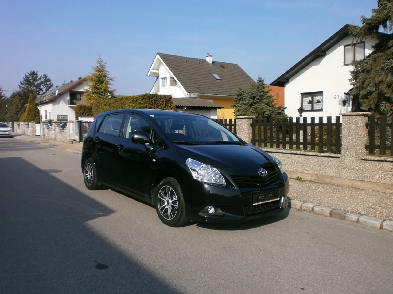 Toyota Verso - � 9400