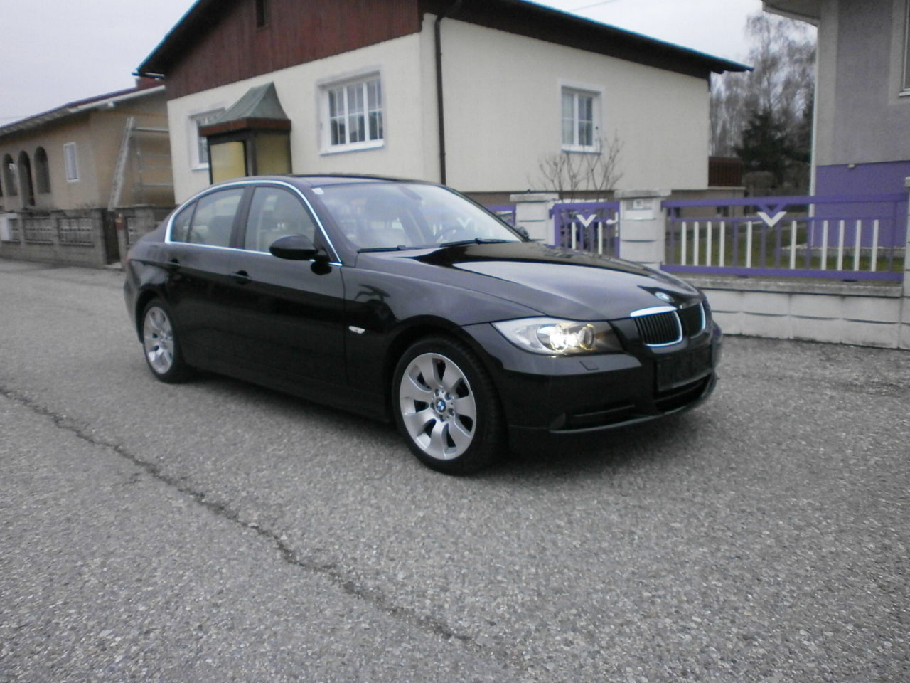BMW 330xi - � 9000