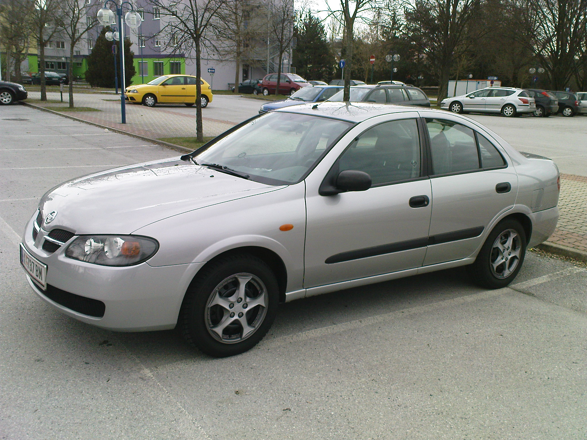 Nissan Almera - � 3500
